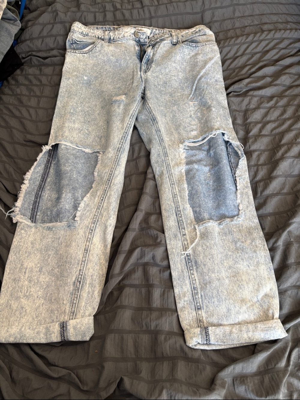 Women’s Distressed Light Wash Blue Jeans with Knee Rips